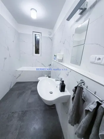 Pronájem kanceláře, Hradec Králové, třída Karla IV., 240 m2