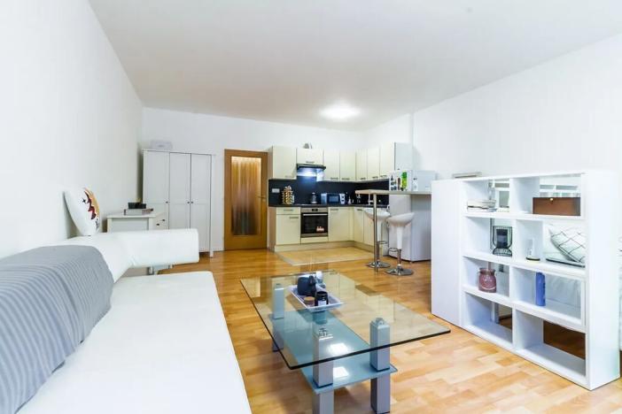 Pronájem bytu 1+kk, Praha - Prosek, Zubrnická, 39 m2