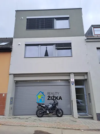 Pronájem garážového stání, Brno, Burianovo náměstí, 15 m2