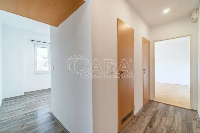 Pronájem bytu 2+kk, Kralupy nad Vltavou - Lobeček, nám. Mládežníků, 38 m2
