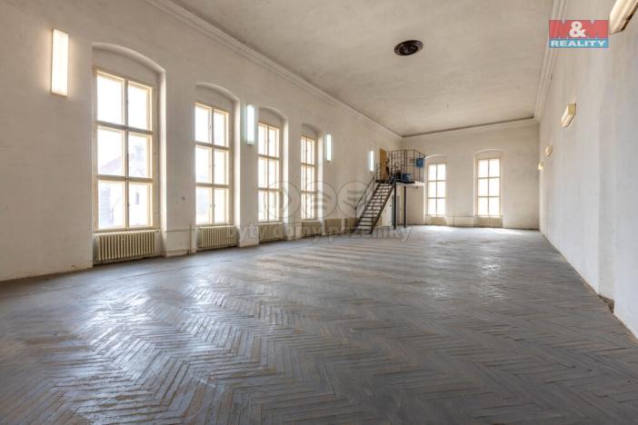 Prodej obchodního prostoru, Louny, Mírové náměstí, 1353 m2