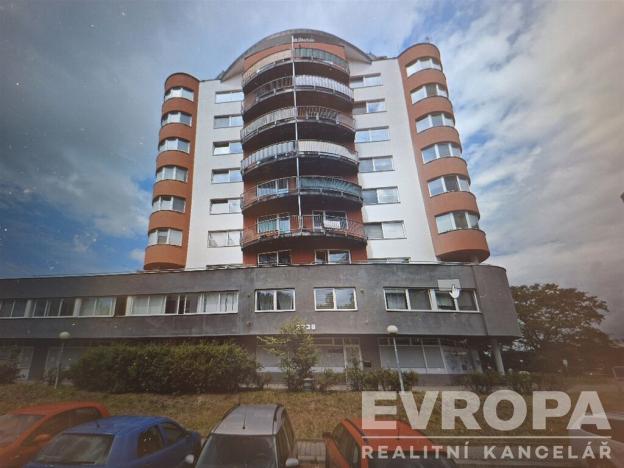 Pronájem garážového stání, Pardubice, nábřeží Závodu míru, 12 m2