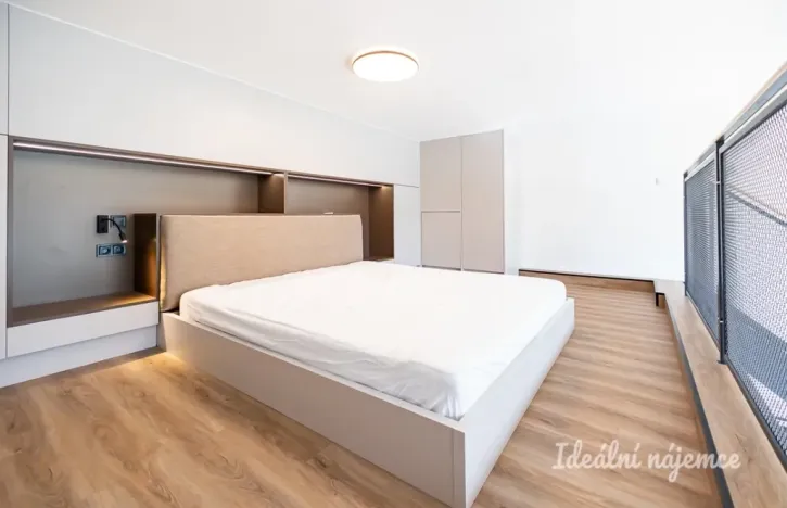 Pronájem bytu 1+kk, Praha - Holešovice, V háji, 43 m2