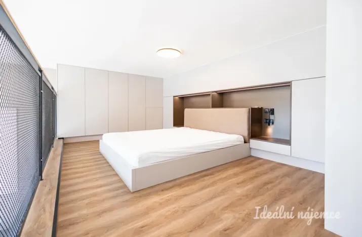 Pronájem bytu 1+kk, Praha - Holešovice, V háji, 43 m2