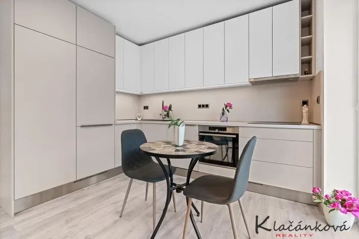 Prodej bytu 1+kk, Zlín - Malenovice, Pod Hradem I, 32 m2