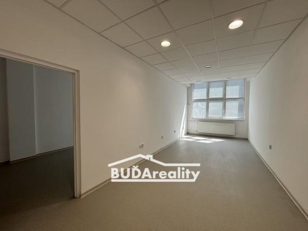 Pronájem kanceláře, Zlín, nám. T. G. Masaryka, 48 m2