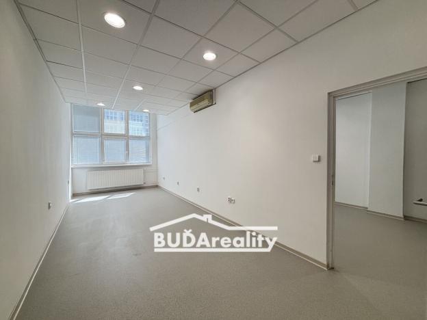 Pronájem kanceláře, Zlín, nám. T. G. Masaryka, 48 m2