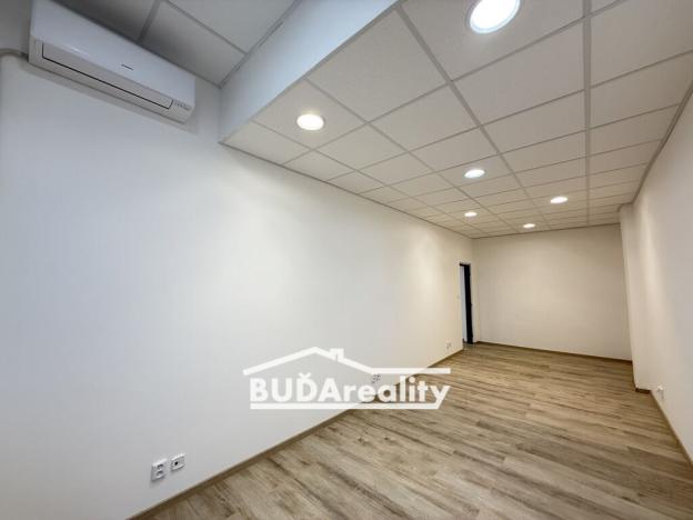 Pronájem kanceláře, Zlín, nám. T. G. Masaryka, 48 m2