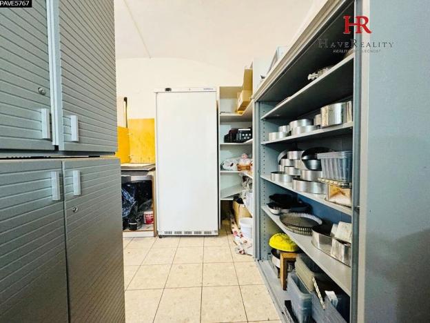 Pronájem obchodního prostoru, Benešov, Masarykovo náměstí, 72 m2