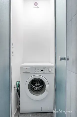 Pronájem bytu 1+kk, Praha - Smíchov, Holečkova, 35 m2