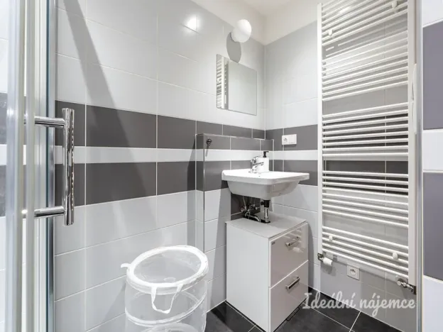 Pronájem bytu 1+kk, Praha - Černý Most, Rudolfa Holeky, 27 m2