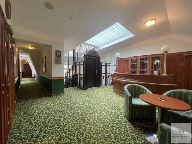 Pronájem obchodního prostoru, Karlovy Vary, Divadelní náměstí, 200 m2