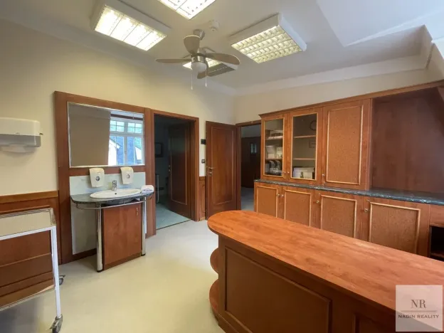 Pronájem obchodního prostoru, Karlovy Vary, Divadelní náměstí, 200 m2