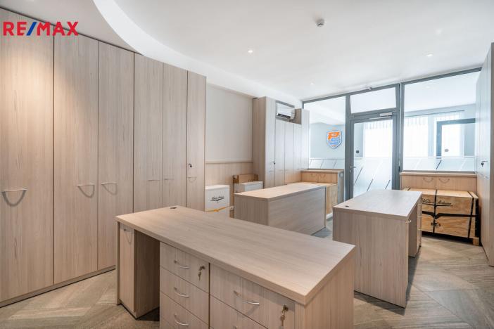 Prodej komerční nemovitosti, Karlovy Vary, 1967 m2