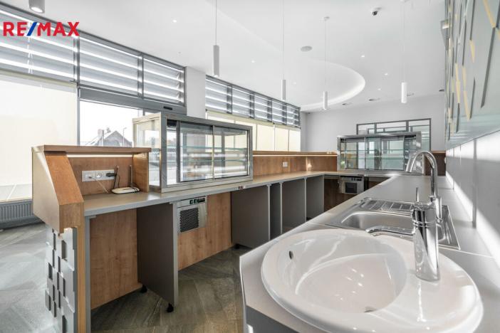 Prodej komerční nemovitosti, Karlovy Vary, 1967 m2