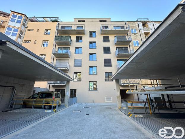 Pronájem garážového stání, Praha - Nusle, Kloboučnická, 10 m2