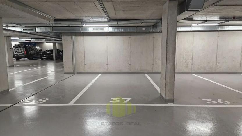 Pronájem garážového stání, Olomouc, Hněvotínská, 13 m2