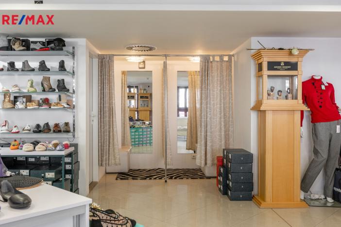 Prodej obchodního prostoru, Karlovy Vary, Divadelní náměstí, 115 m2