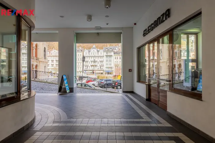 Prodej obchodního prostoru, Karlovy Vary, Divadelní náměstí, 115 m2