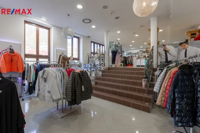 Prodej obchodního prostoru, Karlovy Vary, Divadelní náměstí, 115 m2