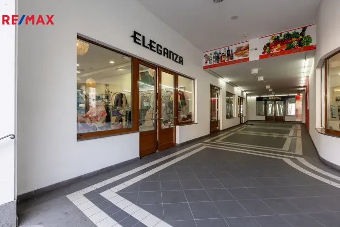 Prodej obchodního prostoru, Karlovy Vary, Divadelní náměstí, 115 m2