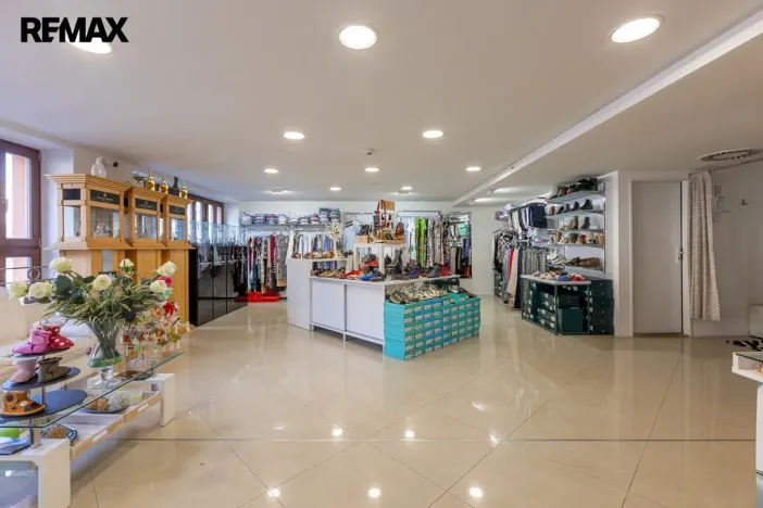 Prodej obchodního prostoru, Karlovy Vary, Divadelní náměstí, 115 m2