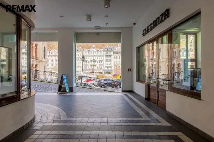 Prodej obchodního prostoru, Karlovy Vary, Divadelní náměstí, 115 m2