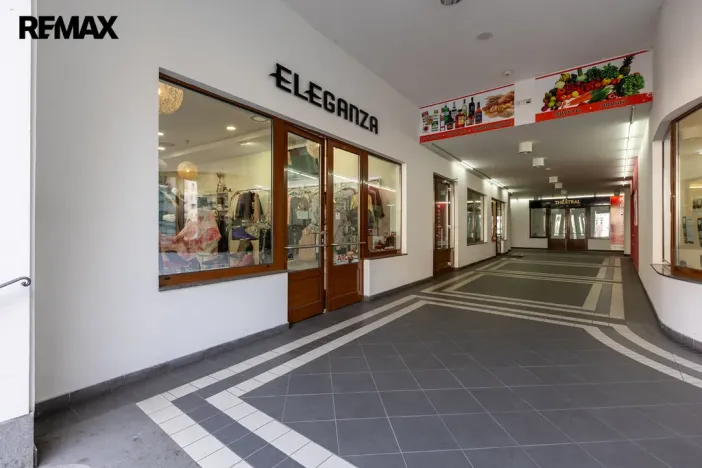 Prodej obchodního prostoru, Karlovy Vary, Divadelní náměstí, 115 m2