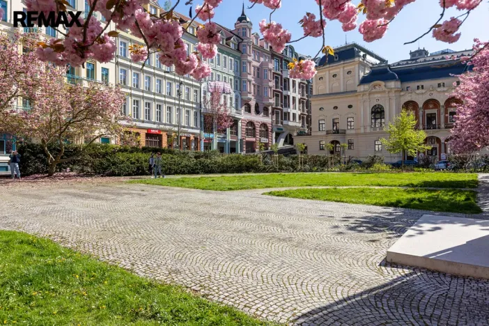 Prodej obchodního prostoru, Karlovy Vary, Divadelní náměstí, 115 m2
