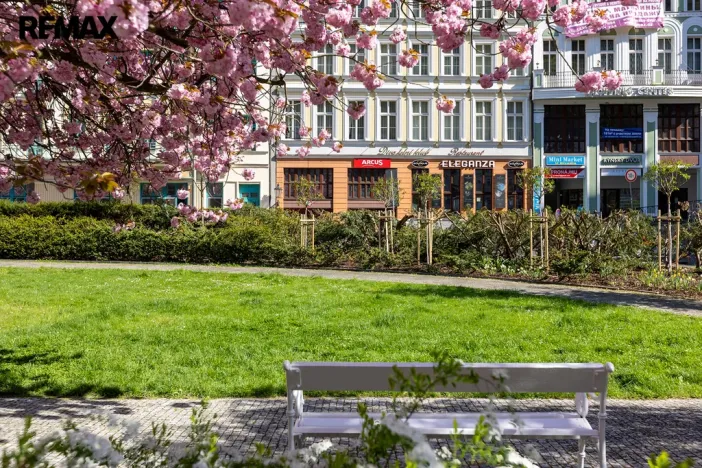 Prodej obchodního prostoru, Karlovy Vary, Divadelní náměstí, 115 m2