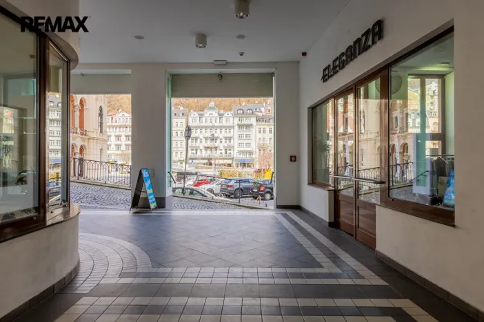 Prodej obchodního prostoru, Karlovy Vary, Divadelní náměstí, 115 m2