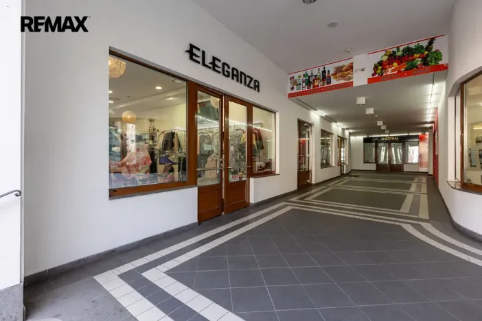 Prodej obchodního prostoru, Karlovy Vary, Divadelní náměstí, 115 m2