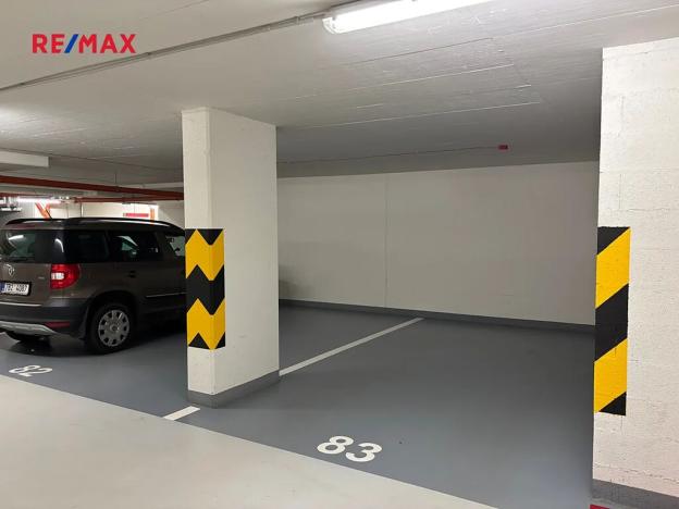 Pronájem garážového stání, Praha - Modřany, K Vystrkovu, 15 m2