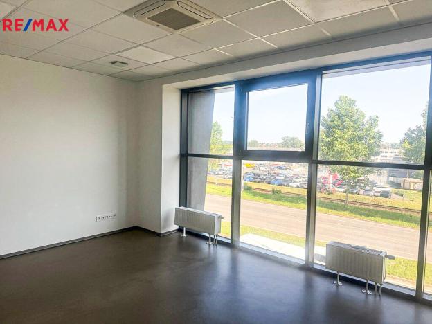Pronájem kanceláře, Zlín - Malenovice, Hřebíčkova, 21 m2