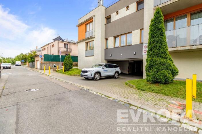 Prodej garážového stání, Praha, Karlovarská, 14 m2