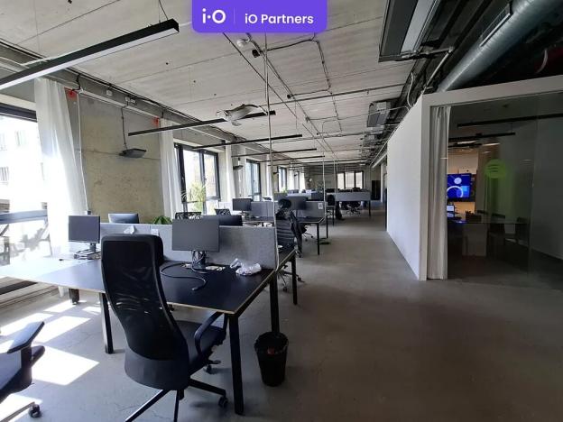 Pronájem kanceláře, Praha - Karlín, Pernerova, 879 m2