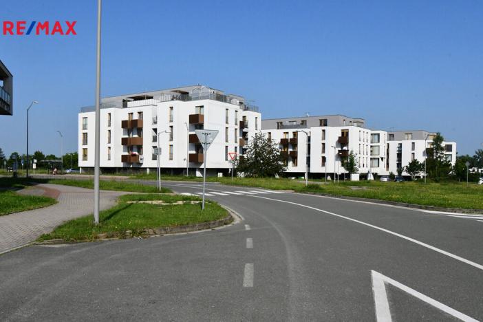 Pronájem garážového stání, Hradec Králové - Třebeš, Svatojánská, 12 m2