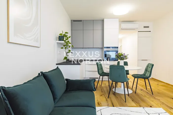 Pronájem bytu 2+kk, Praha - Karlín, Sokolovská, 52 m2