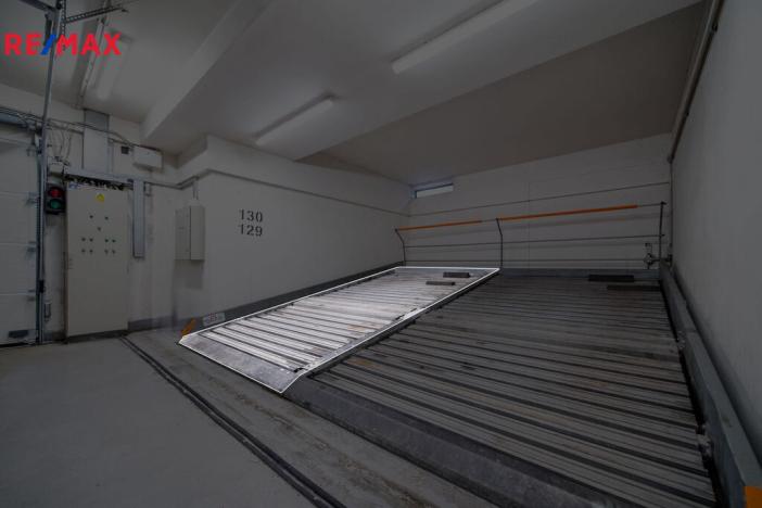 Prodej garážového stání, Praha, Herlíkovická, 14 m2