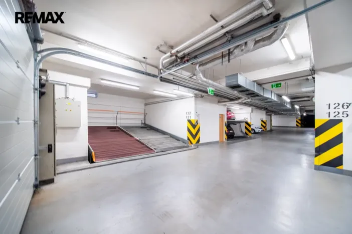 Prodej garážového stání, Praha, Herlíkovická, 14 m2