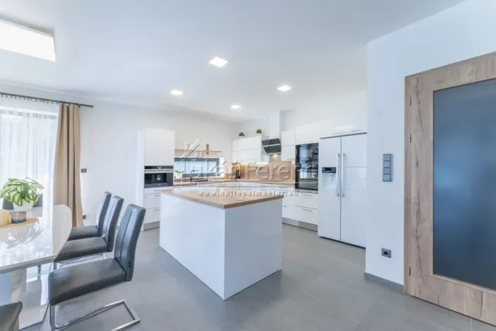 Prodej rodinného domu, Praha - Sobín, Valtická, 221 m2