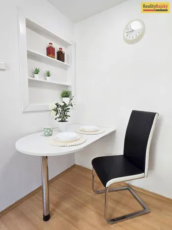 Prodej bytu 3+1, Dobříš, Mírové náměstí, 59 m2