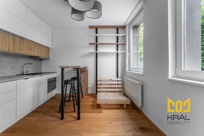 Pronájem bytu 1+kk, Praha - Vinohrady, Perucká, 27 m2