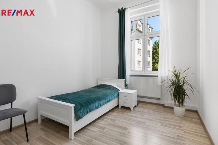 Prodej bytu 3+1, Karlovy Vary - Drahovice, nám. V. Řezáče, 80 m2