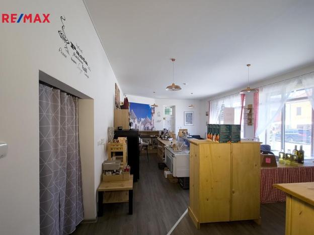 Pronájem obchodního prostoru, Třebíč - Vnitřní Město, Komenského nám., 100 m2