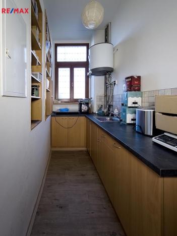 Pronájem obchodního prostoru, Třebíč - Vnitřní Město, Komenského nám., 100 m2