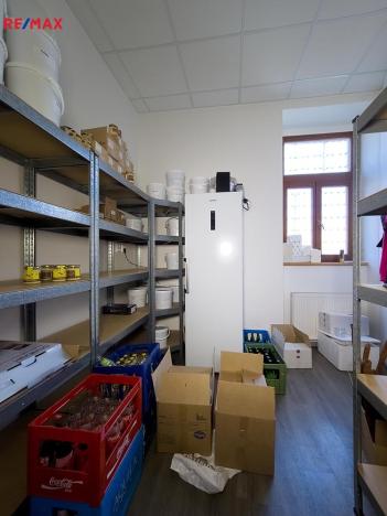 Pronájem obchodního prostoru, Třebíč - Vnitřní Město, Komenského nám., 100 m2