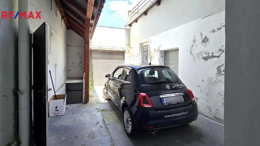 Pronájem obchodního prostoru, Třebíč - Vnitřní Město, Komenského nám., 100 m2