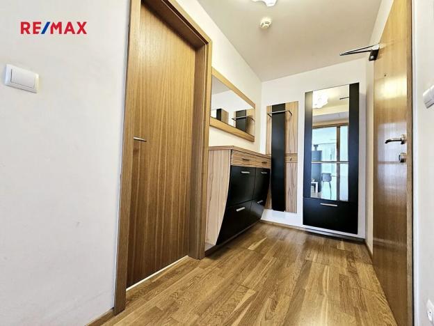 Pronájem bytu 1+kk, Praha - Žižkov, Ke kapslovně, 48 m2