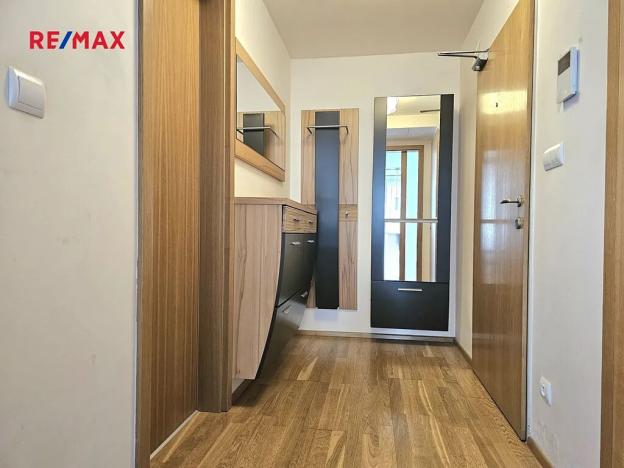 Pronájem bytu 1+kk, Praha - Žižkov, Ke kapslovně, 48 m2